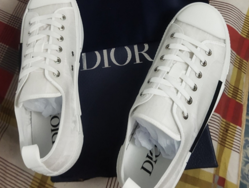 Giày Dior chấp nhận lỗ nửa giá