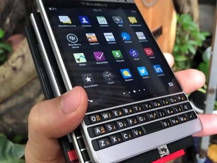 Blackberry KeyOne và Passport