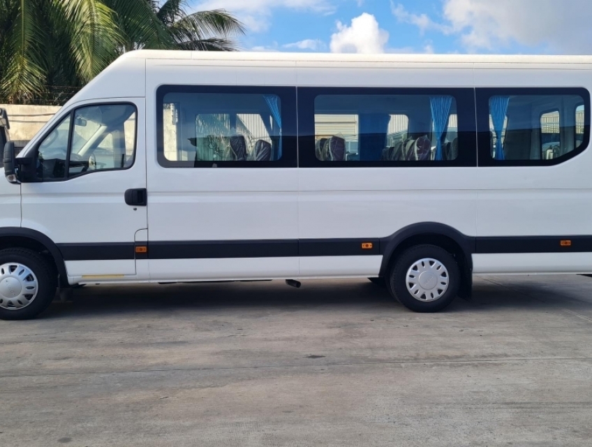 Xe bus Iveco daily plus 19c