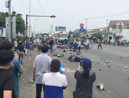 Xe container tông hàng chục xe máy dừng đèn đỏ, 5 người chết