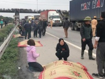 Xe tải đâm vào đoàn đi viếng mộ, 9 người chết