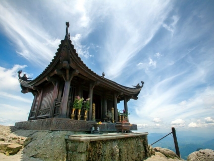 Yên Tử thu hút người đến vì điều gì?