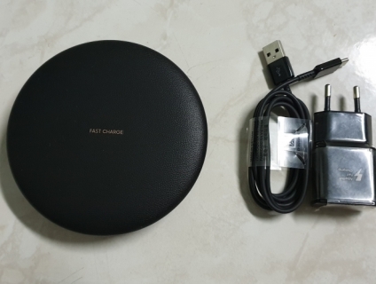 Cần thanh lý 1 đế sạc nhanh ko dây s9 plus tặng kèm 1 bộ dây và củ sạc