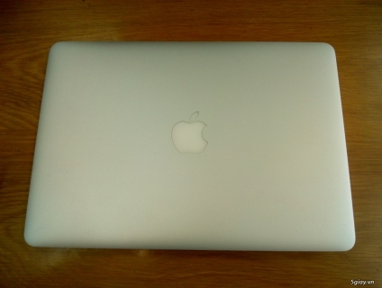Macbook Air 13 inch zin pin xài 10 tiếng