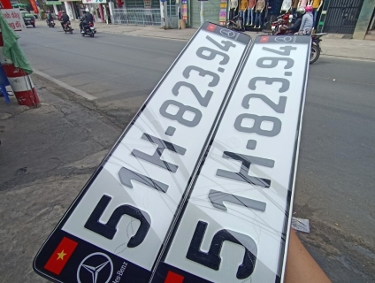 CẦN LÀM DỊCH VỤ ĐỔI BIỂN SỐ DÀI .ÉP BIỂN SỐ INOX LOGO,CỜ KIỂU CHÂU ÂU