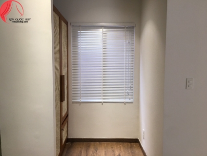 So sánh rèm sáo gỗ và rèm nhựa PVC giả gỗ