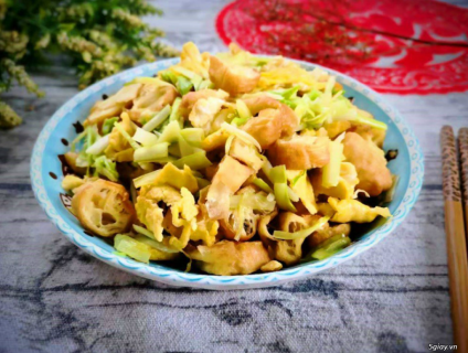 Mách bạn cách xào bánh quẩy với trứng ngon hết nước chấm