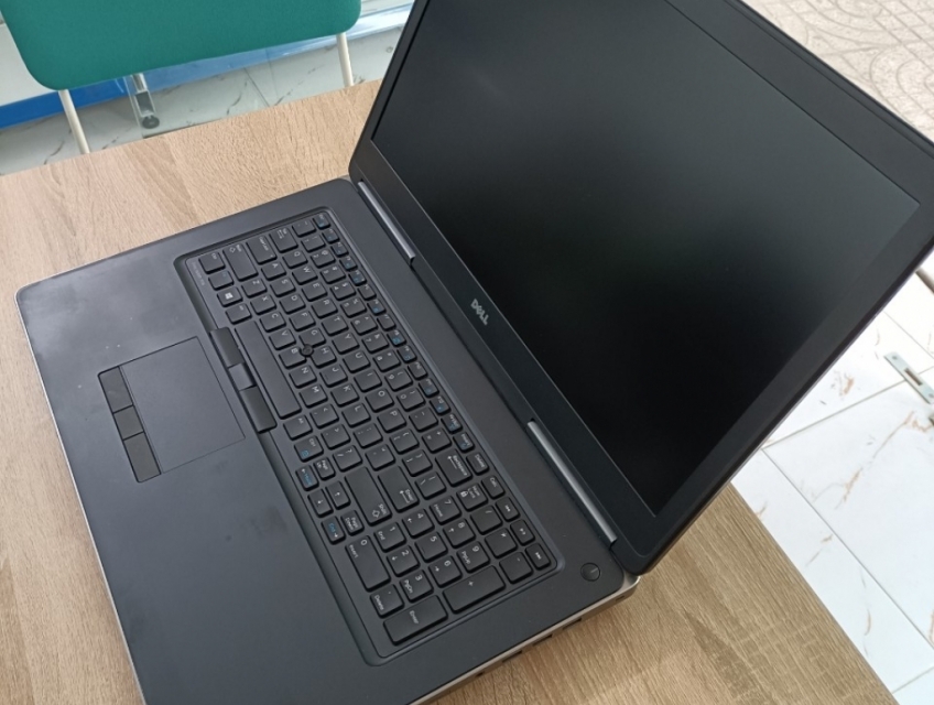 Dell 7720 máy Trạm Core i7 -7920HQ , VGA khủng P4000, Màn 4K giá re