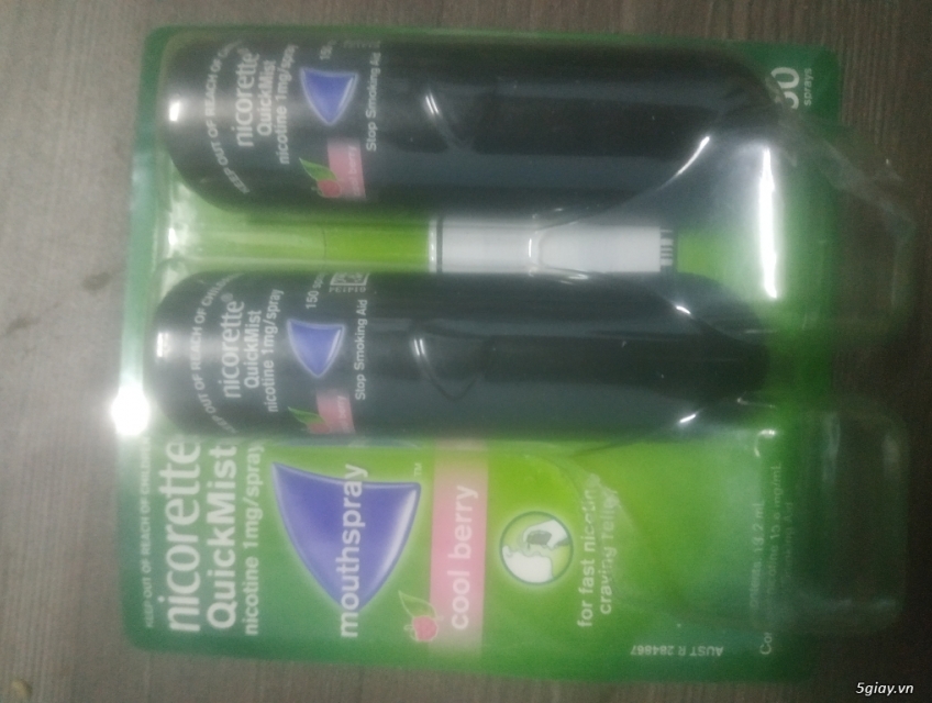 chai xịt Nicorette QuickMist 2mg vị dâu tây & KẸO Gum 105 viên bạc hà