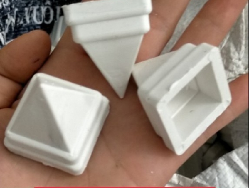 Nắp chụp bịt hàng rào nhựa trắng, chông nhọn chóp tam giác