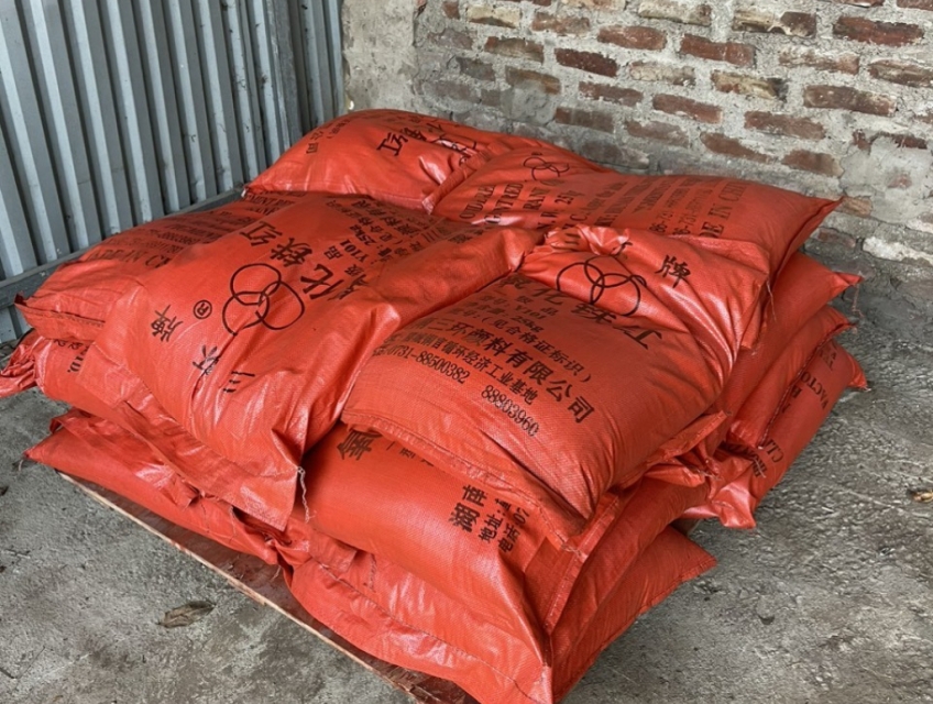 BỘT MÀU OXÍT SẮT TRONG GẠCH VỈA HÈ, GHẾ ĐÁ.