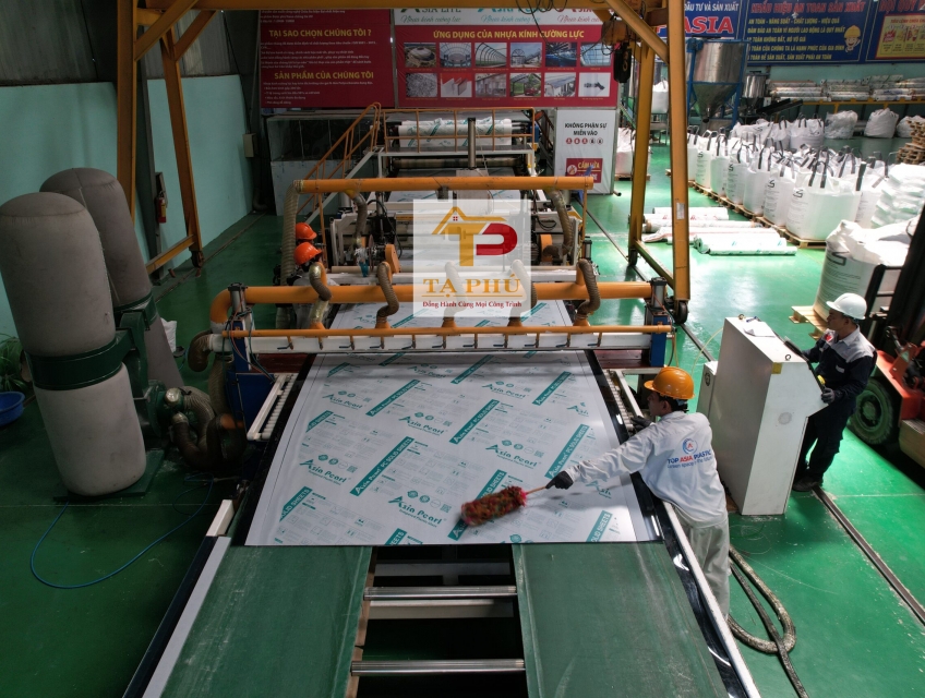 Quy trình sản xuất tấm poly rỗng ruột