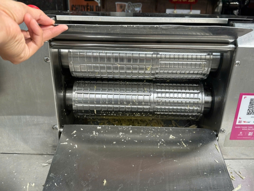 DƯ DÙNG CẦN BÁN MÁY ÉP MÍA CÔNG NGHIỆP MỚI VỪA DÙNG ĐƯỢC 3 THÁNG.