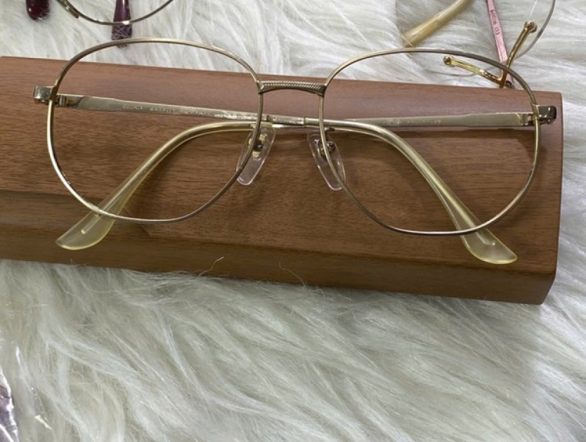 Cần bán gọng kính nữ bọc vàng 12kgf hiệu seiko chính hãng còn đẹp