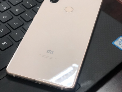 Bán xiaomi mi8 Gold 6 Gb/128 Gb 5 triệu