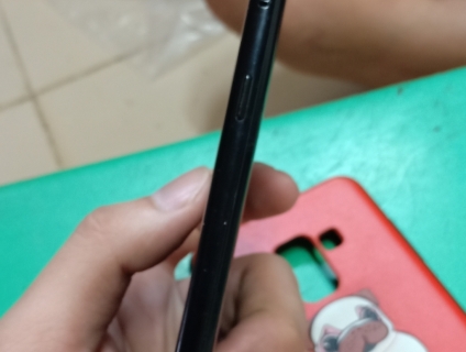 Cần ra đi 1em samsung a8 2018 đen giá 3tr5 ai mua ib mình nha !