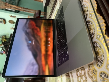 macbook pro 15in 2018 i7 ram 16g ssd 512 vga 4g máy như mới sạc 45 lần
