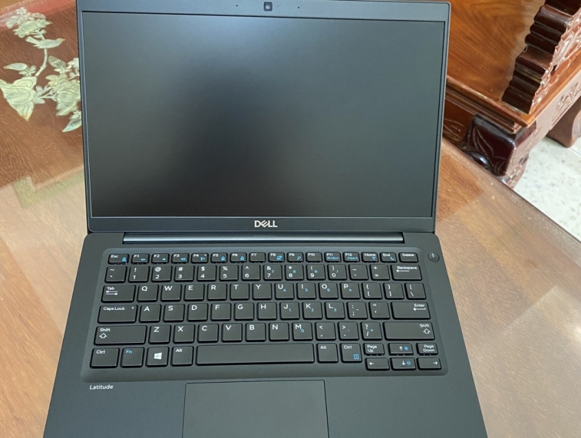 Dell latitude E7390 i7-8650 13.3", bao giá sg nha