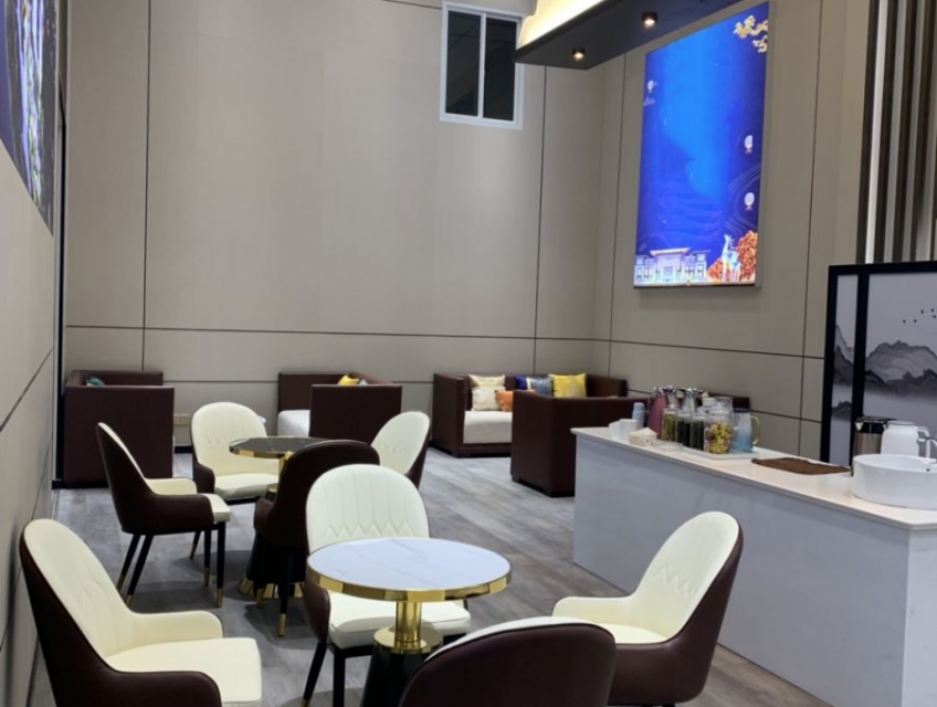 Bộ bàn tròn decor 4 ghế da màu kem lưng nâu tiếp khách sang trọng