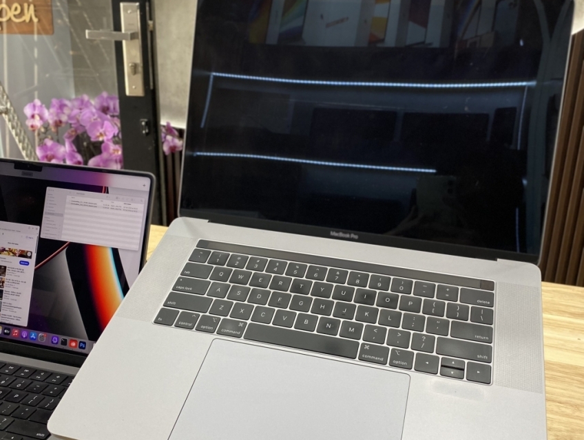 Cần bán macbook pro 15" 2018 core i9