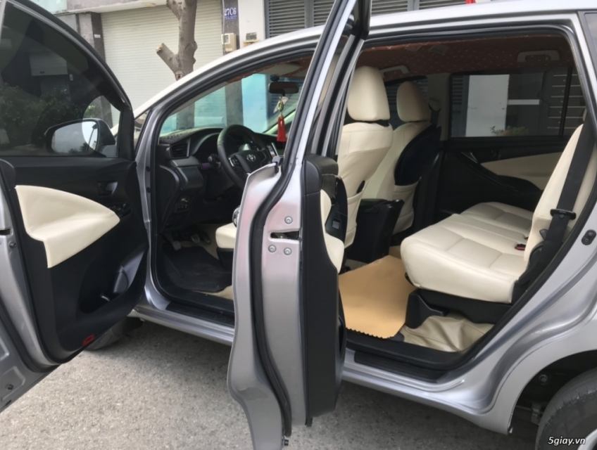Bán xe Toyota Innova E 2020 màu bạc , số sàn