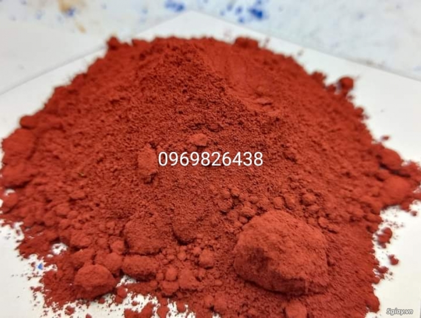 Bột màu đỏ trong ghế đá, gạch vỉa hè