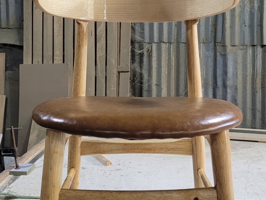 Ghế lunar gỗ bọc nệm simili cao cấp