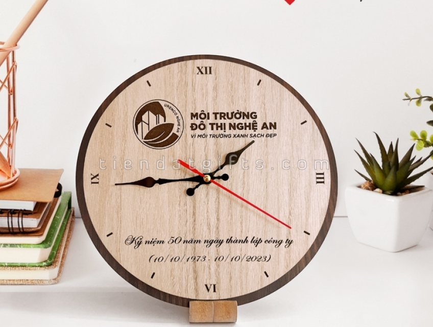 Đồng hồ gỗ để bàn Heracles 002 – Khắc tên, chữ, logo Môi trường đô thị Nghệ An – Quà tặng kỷ niệm 30