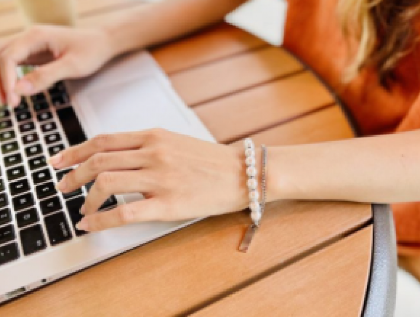 Nữ Nên Đeo Vòng Tay Bên Nào Để Thu Hút May Mắn và Tài Lộc?