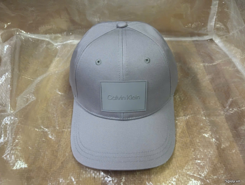 Cần bán vài cái nón.