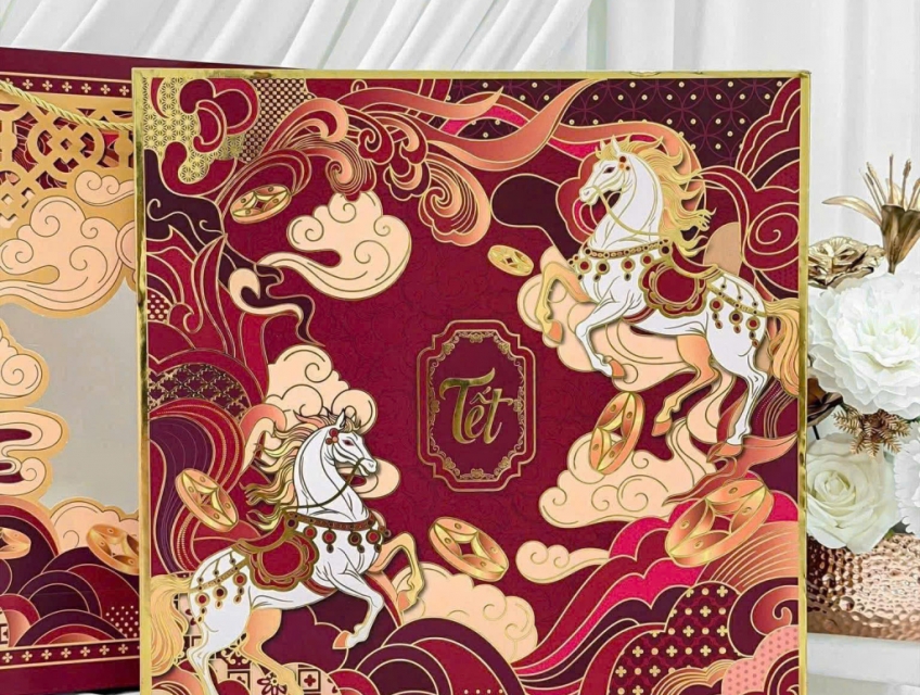 Thưởng thức bánh quy bơ St Michel trong set quà Hoàng Kim Cát