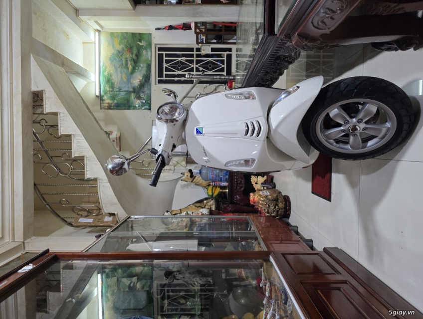 nhà nhiều xe , bán bớt 1 chiếc vespa đèn tròn đời 2014 còn đẹp