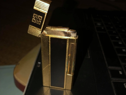 cần bán gấp chiếc bật lửa givenchy 2000