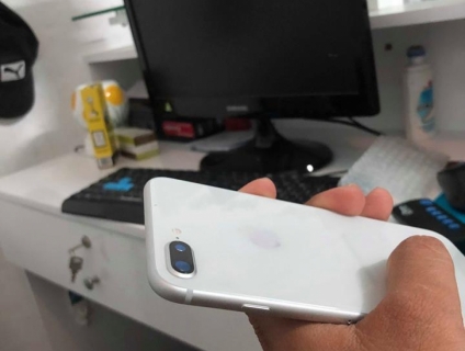 Cần Bán 2 cái iphone 7plus và 8 plus máy củ nhưng còn rất đẹp