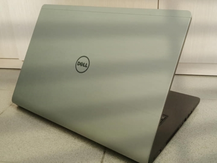 DELL inspiron 5749 (17.3'' HD+/CPU i5 5200U/Ram 4 GB/240 GB SSD)