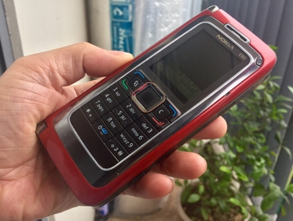 Điện thoại Nokia E90 màu mận chín