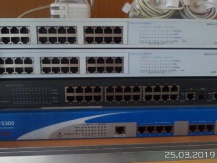 Switch 3COM 24 port 100Mb  giá 500 ngàn chẵn.Và Vigor 3300 Giá 800k.