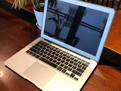 cần bán macbook air 13 in máy nữ sử dụng mới 99%,2015 active 2016