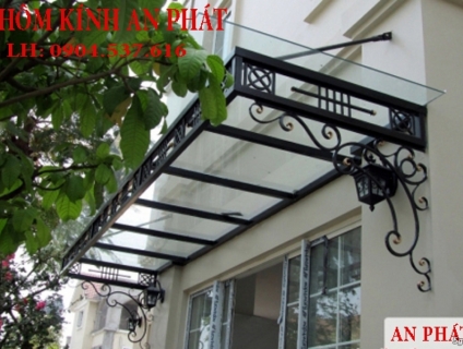 So sánh mái nhựa thông minh và mái kính cường lực