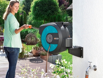 Vệ sinh nhà cửa mùa dịch cùng Bộ tưới treo tường Gardena 8022