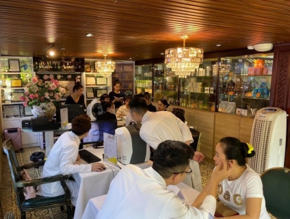 Đại tiệc làm đẹp “Trẻ hóa da đa công nghệ” thu hút hàng trăm khách hàn