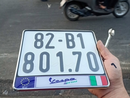 ÉP KHUNG BIỂN SỐ ĐẸP KIỂU CHÂU ÂU CHO XE MÁY ,VESPA ...