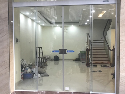 Nhà ở hiện đại, Cửa kính trượt ngang, Cửa kính đẩy ngang