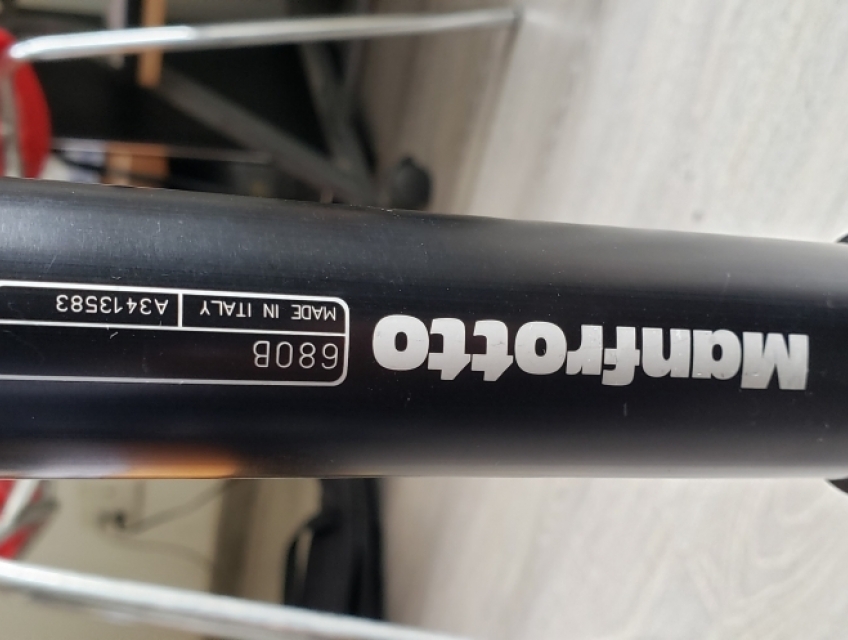 Chân máy Mono Manfrotto 680B 1.000.000đ (có túi chân máy)