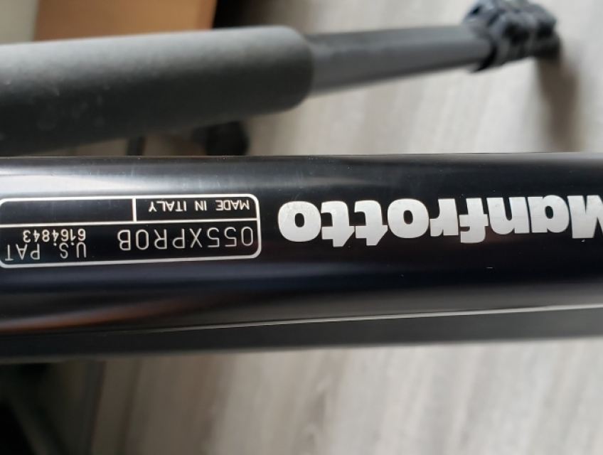 Chân máy Manfrotto 055XPROB 3.000.000đ (có túi chân máy)