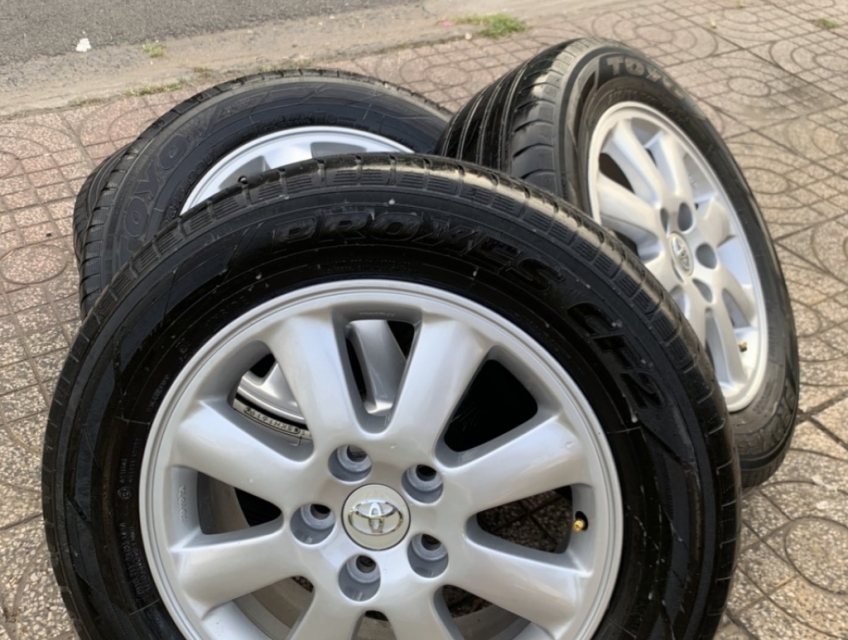 Combo mâm lốp 16 inch zin Innova kèm vỏ Toyo như hình giá 7 triệu