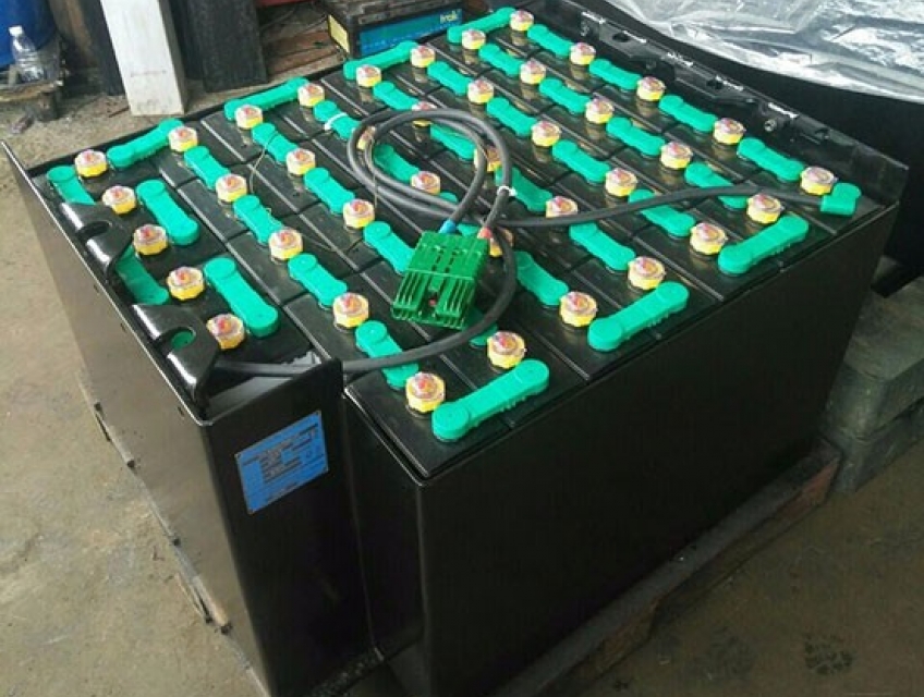 Bình Ắc Quy Và Bộ Sạc Xe Nâng Điện