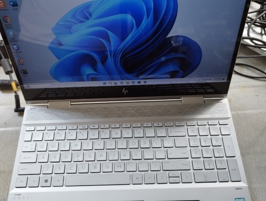 HP Envy X360 15m Core i7-8550U MH cảm ứng xoay 360 độ ( hình thật )
