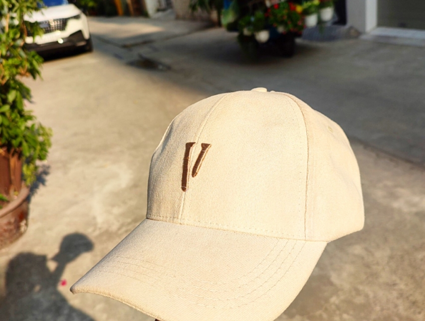 Nón lưỡi trai thêu chữ V