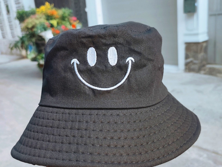 Mũ Bucket unisex vải dù thêu họa tiết mặt cười màu đen